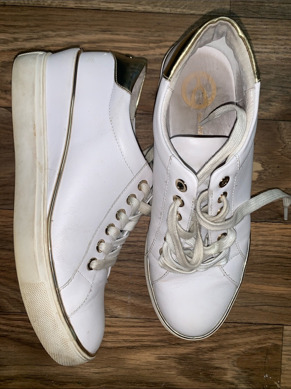 Wishbone White Women’s Low-Top Sneakers with Gold Trim